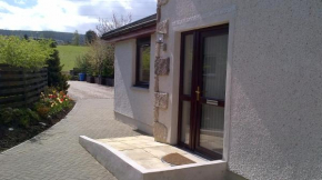 Birchgrove Holiday Apartment--- Free Wifi--